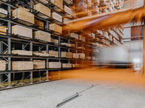 Foto des Regalbediengeräts im Einsatz bei Blumer Lehmann in Gossau