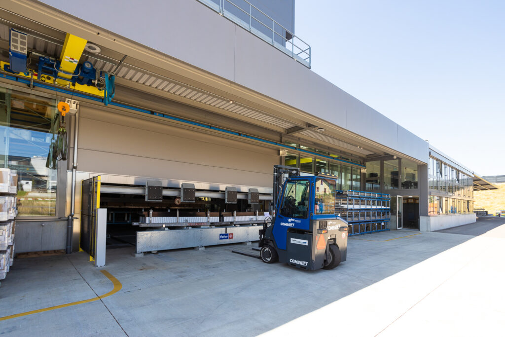 Foto des MATT TOP - Automatisiertes Überfahrlager für Aepli Metallbau in Gossau - Fehr Lagerlogistik