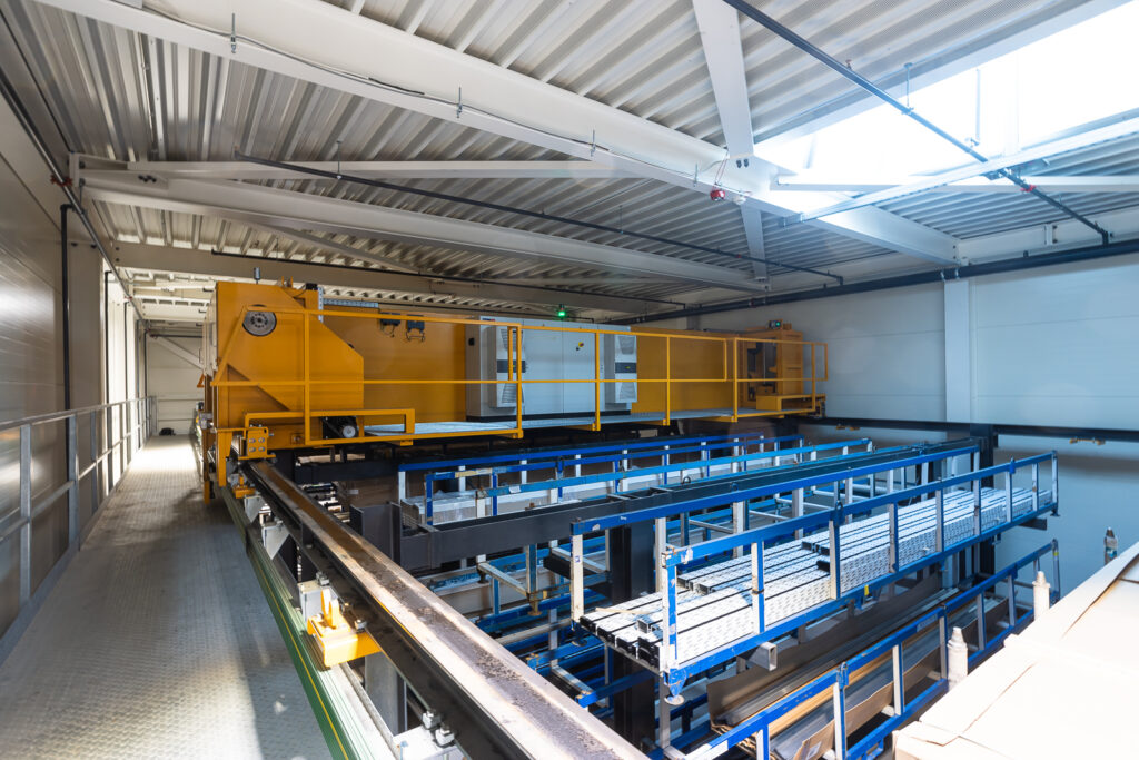 Foto des MATT TOP - Automatisiertes Überfahrlager für Aepli Metallbau in Gossau - Fehr Lagerlogistik