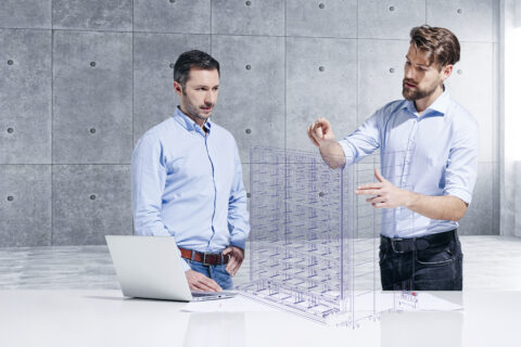 Foto von zwei Projektleiter bei Fehr, die ein Projekt visualisieren und strukturiert planen