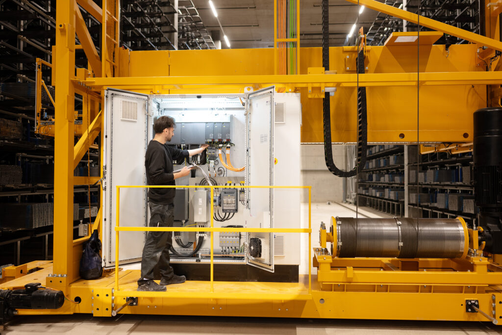 Foto eines technischen Servicemitarbeiters von Fehr bei einem Kunden vor Ort