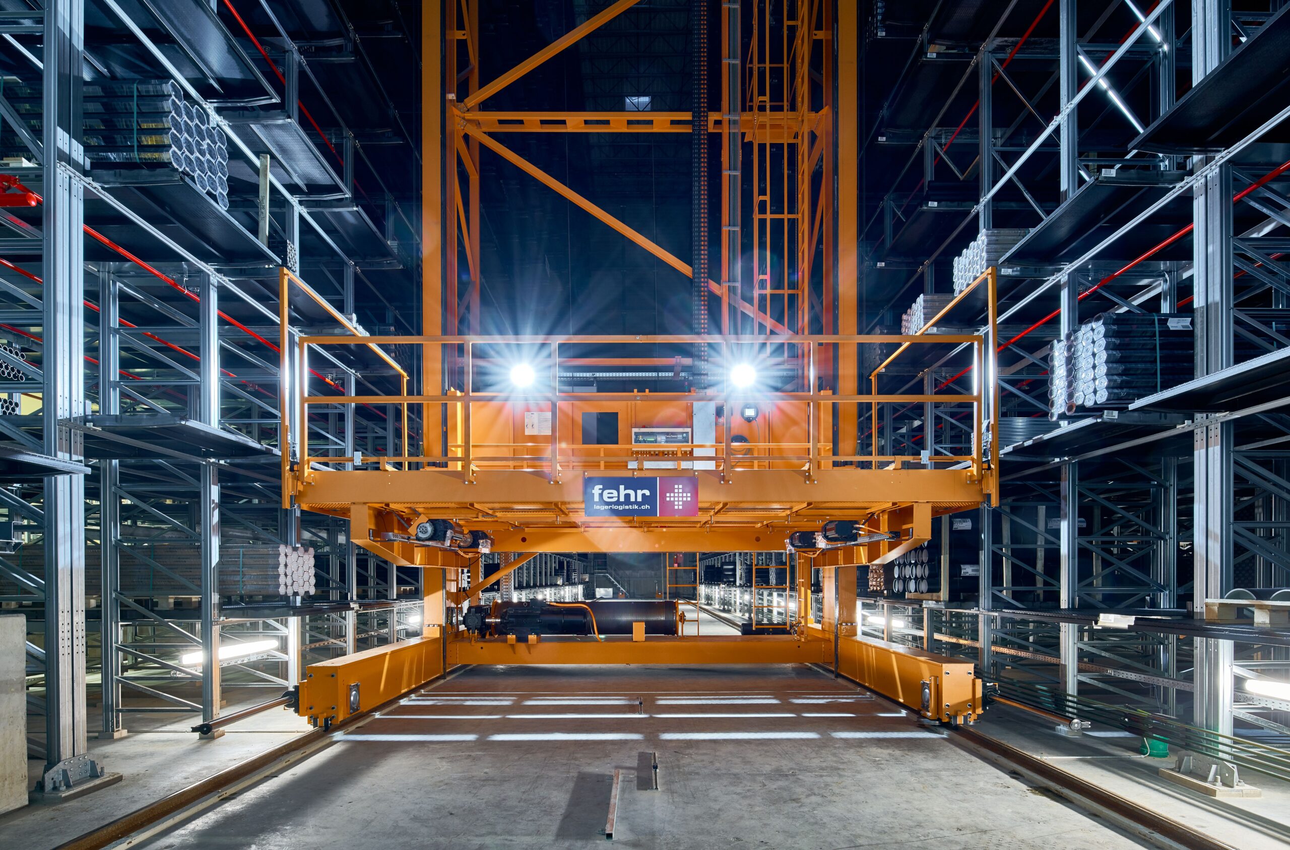 Close-up Foto eines Regalbediengeräts im Fehr Honeycomb Wabenlager von Fehr Lagerlogistik für Geberit Pullendorf