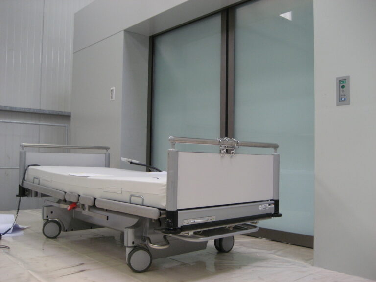 Solution spéciale Fehr Clinic lit d'hôpital avant ascenseur à l'hôpital municipal Triemli à Zurich