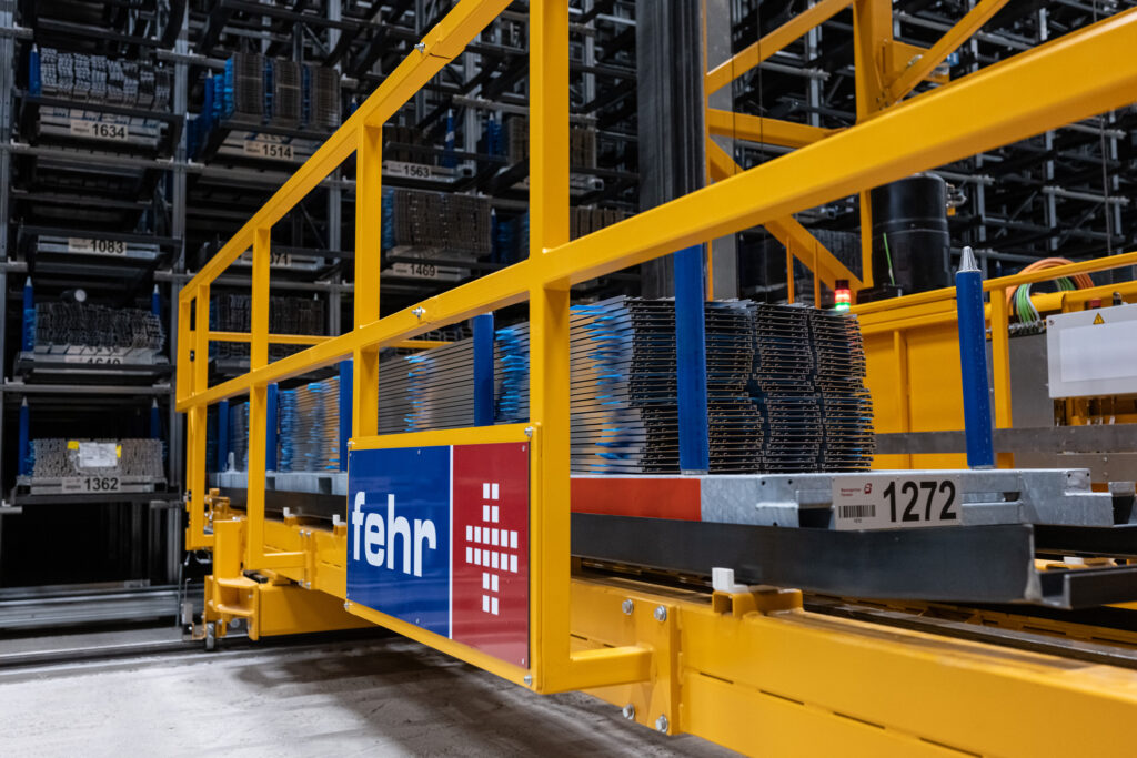 Photo of the shelf operator with a cassette in which up to 1'500 kg of long goods can be stored - Baumgartner Fenster in Hagendorn, Cham