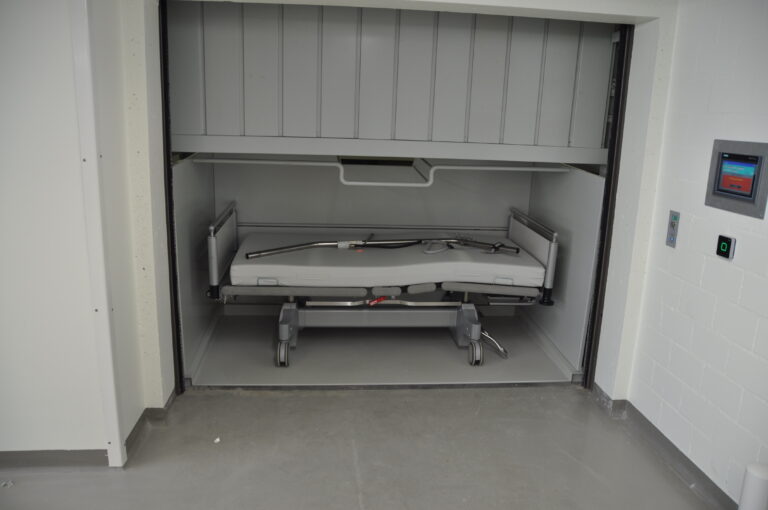 Solution spéciale Fehr Clinic lit d'hôpital dans l'ascenseur à l'hôpital municipal de Triemli à Zurich