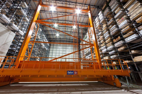 Foto des 16 Meter hohen Regalbediengeräts, welches die 604 Lagerplätze bei Leimholz Haag AG in Steinach bedient.