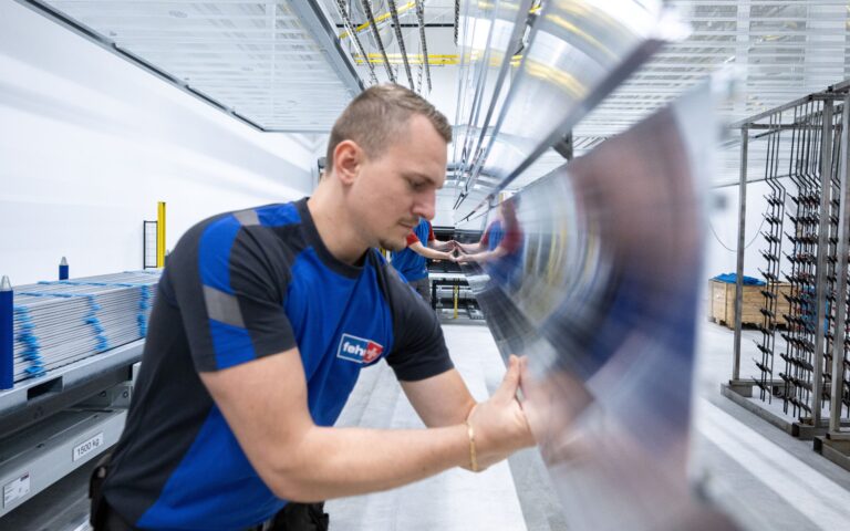 Foto von Monteuren auf der Baustelle bei der Installation eines Lagersystems von Fehr