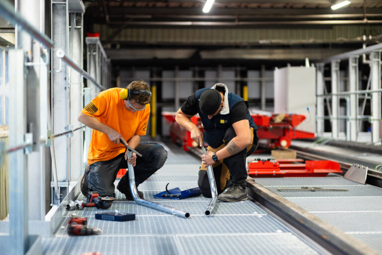 Foto von Monteuren auf der Baustelle bei der Installation eines Lagersystems von Fehr