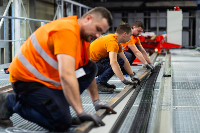 Foto von Monteuren auf der Baustelle bei der Installation eines Lagersystems von Fehr