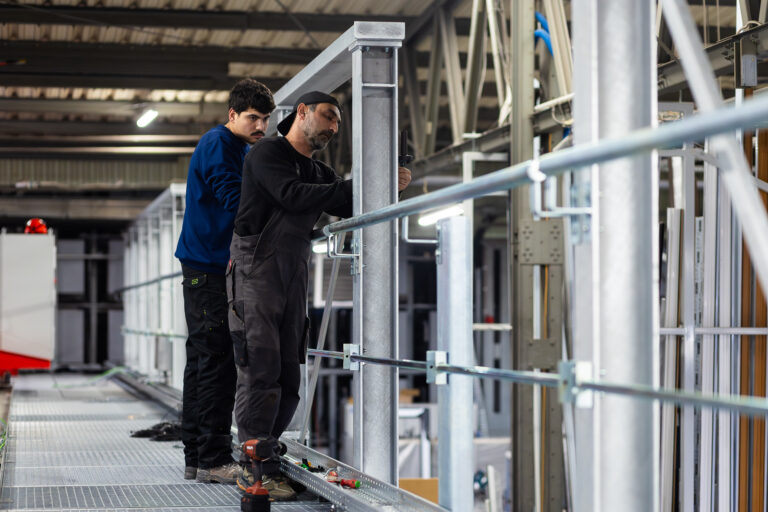 Foto von Monteuren auf der Baustelle bei der Installation eines Lagersystems von Fehr