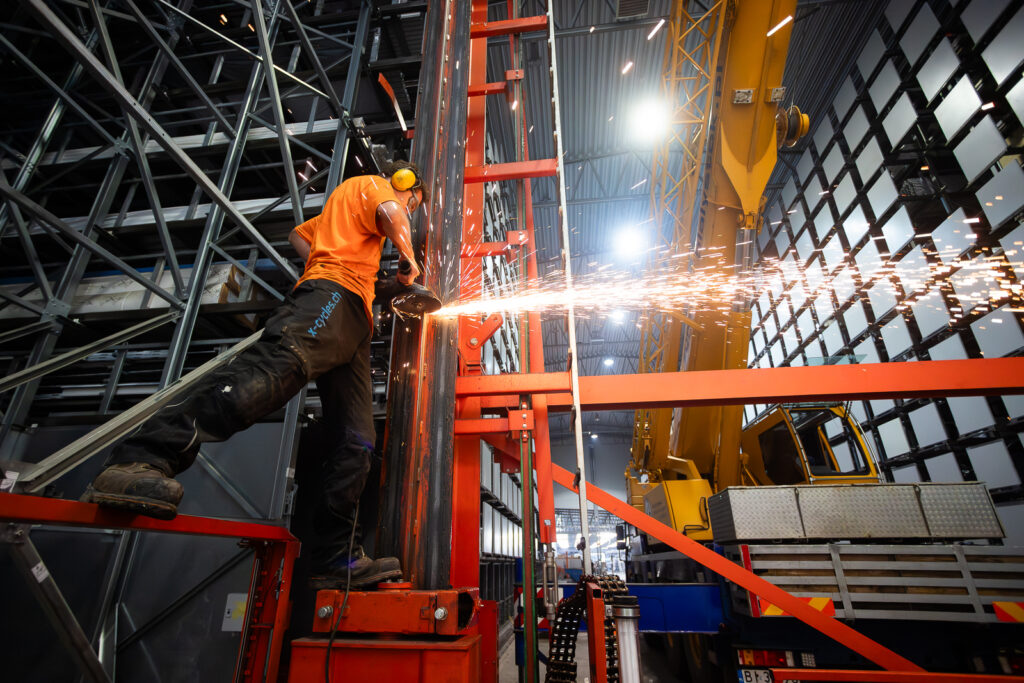 Foto von Monteuren auf der Baustelle bei der Installation eines Lagersystems von Fehr