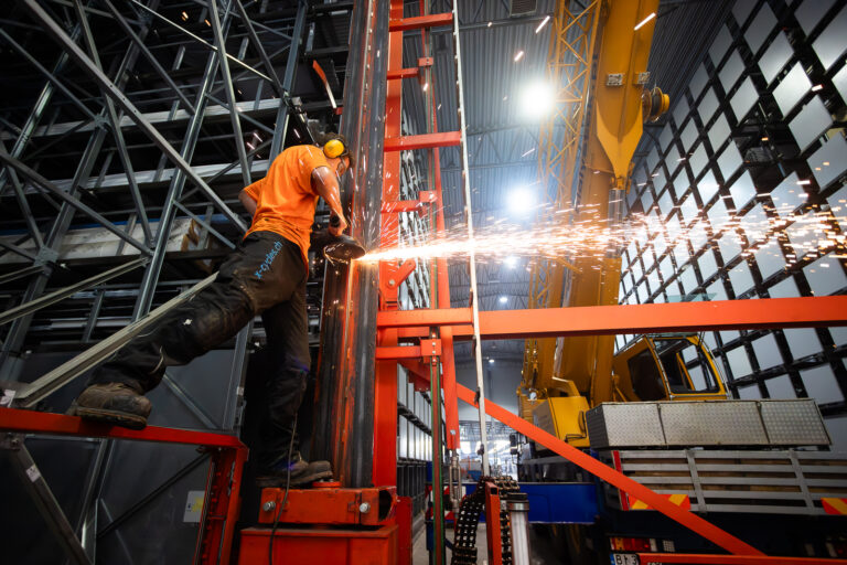 Foto von Monteuren auf der Baustelle bei der Installation eines Lagersystems von Fehr