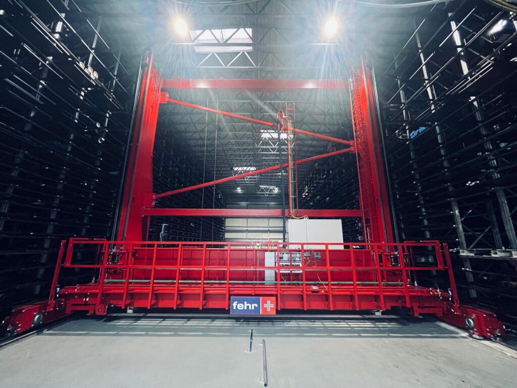 Retrofit als Alternative zum Neubau: Neues Regalbediengerät bei Strautmann