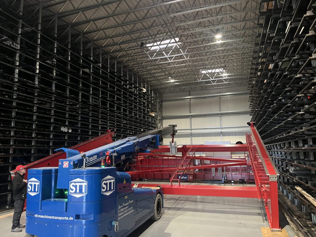 Aufbau des neuen Regalbediengeräts bei Straumann Hydraulik